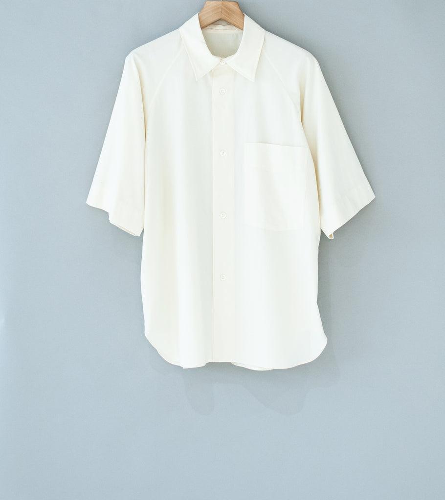 Margaret Howell 'Short Sleeve Raglan Shirt' (Off White Light Cotton 