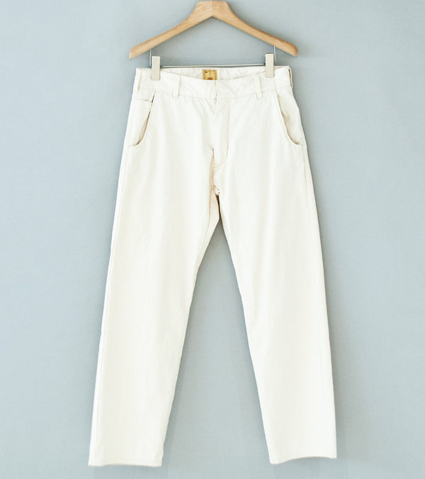6876 'Itami Chino' (Ivory)