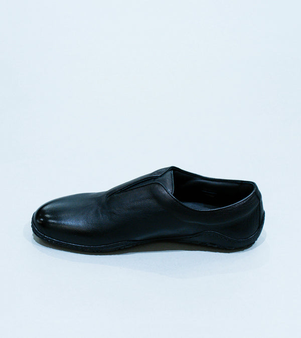 DERRICK 'Oxford Runner' (Polished Black Buffalo Leather)