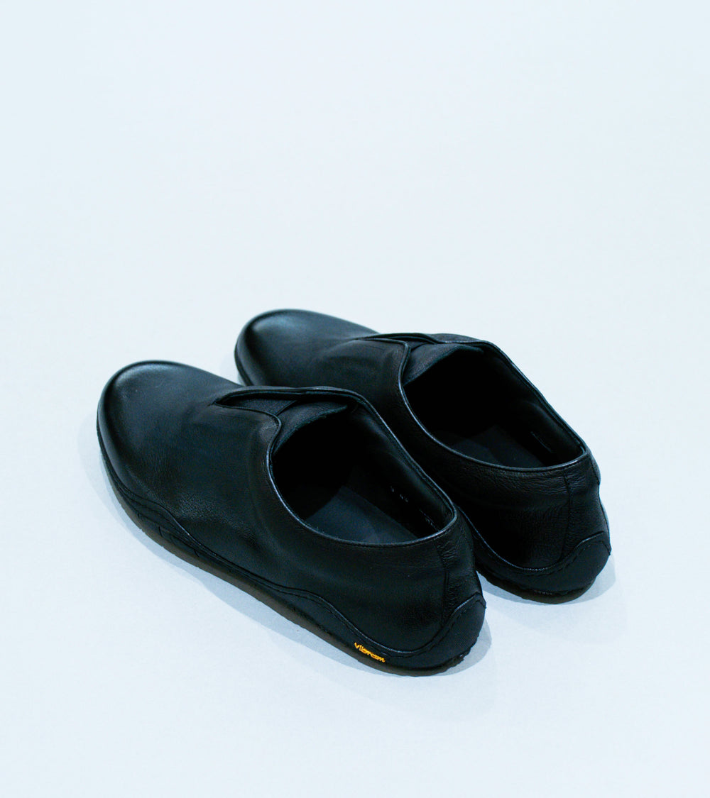 DERRICK 'Oxford Runner' (Polished Black Buffalo Leather)