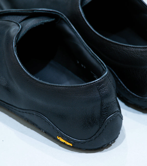 DERRICK 'Oxford Runner' (Polished Black Buffalo Leather)