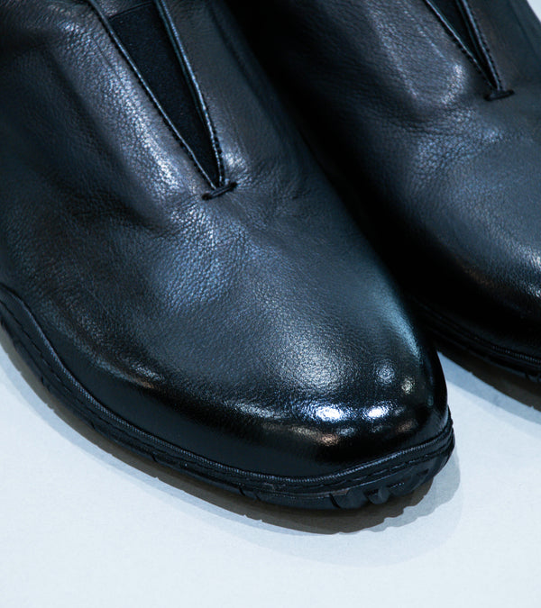 DERRICK 'Oxford Runner' (Polished Black Buffalo Leather)