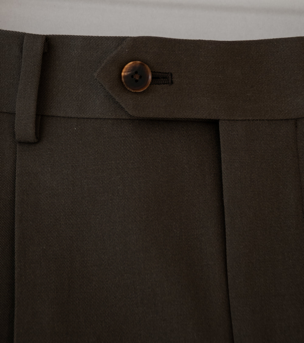 Auralee 'Light Wool Max Gabardine Shorts' (Dark Brown)