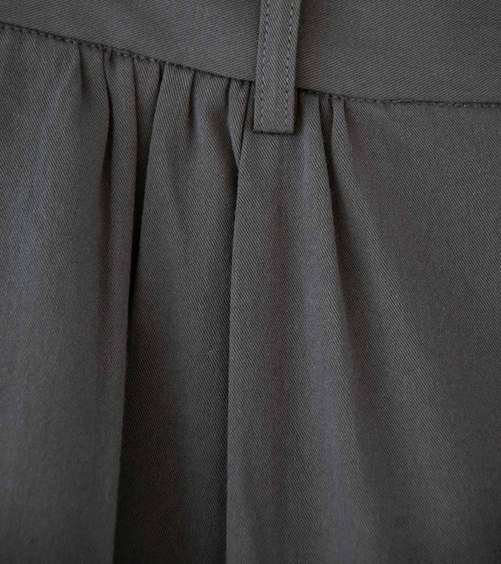 Seya 'Spring Short Pants' (Charcoal Washed Organic Cotton Twill)